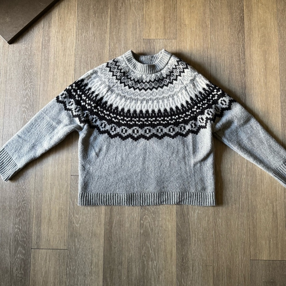 Universal Thread Gray and Black Patterned Sweater